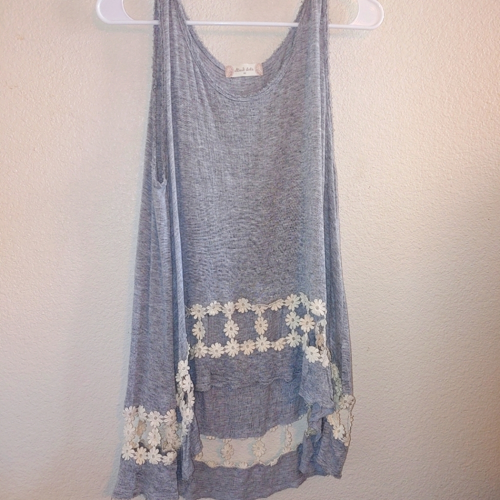 Altar'd State gray flowy daisy detail trim tank md